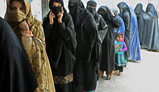 Mujeres afganas denuncian que en la práctica no se cumple lo que los talibanes aseguraron. Foto: EFE