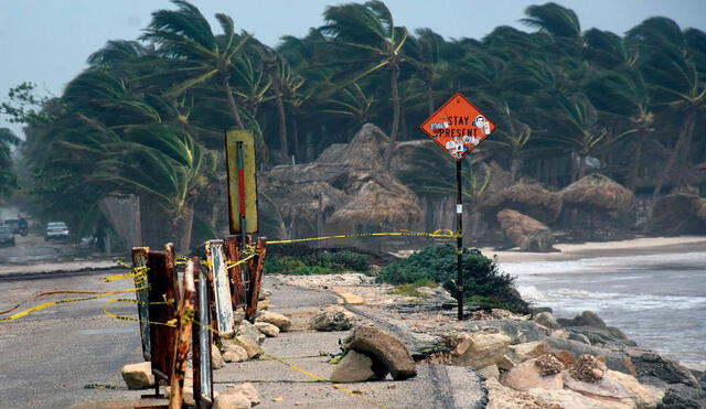 Vista de una avenida después del paso del huracán Grace a través de la costa de Tulum, estado de Quintana Roo, México. Foto: AFP