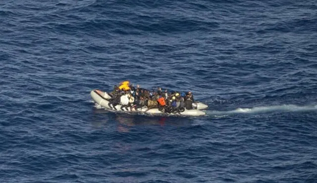 Los inmigrantes se desplazan abarrotados en lanchas neumático por el Atlántico, haciendo del viaje aún más peligroso. Foto: EFE