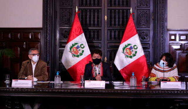 El primer ministro, Guido Bellido, y los ministros Dina Boluarte y Pedro Francke informaron sobre los detalles del Yanapay Perú en conferencia de prensa. Foto: MidisPeru/Twitter