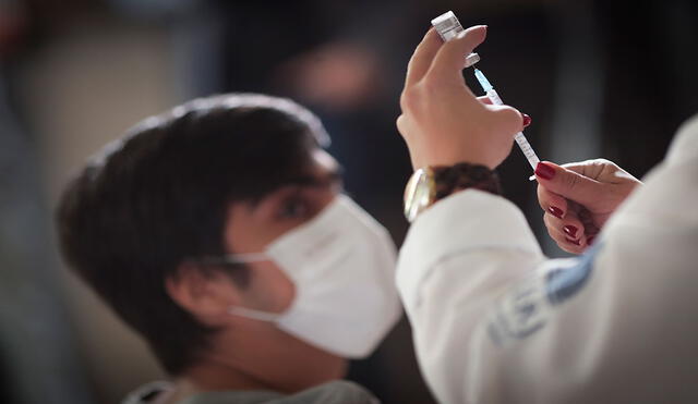 En Brasil, uno de los países más golpeados por la pandemia de coronavirus, tratan de controlar la incidencia con un ritmo veloz de vacunación. Foto: EFE