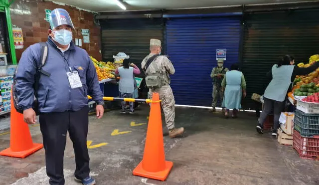 Soldados apoyaron en la verificación de medidas sanitarias en Mercado Central. Foto: MPT