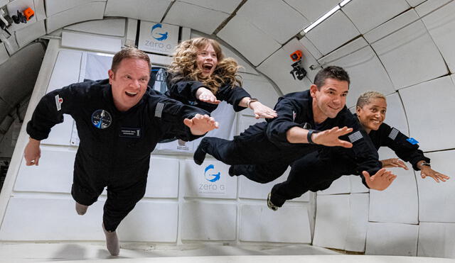 Chris Sembroski, Hayley Arceneaux, Jared Isaacman y Sian Proctor flotan en gravedad cero durante un viaje en avión. Foto: JOHN KRAUS / © 2021 Inspiration4 2021/Netflix, Inc. / AFP