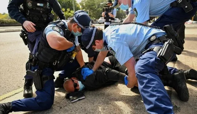 Siete agentes resultaron heridos y 200 personas fueron arrestadas por participar en una protesta "violenta e ilegal", según la policía de Melbourne. Foto: EFE