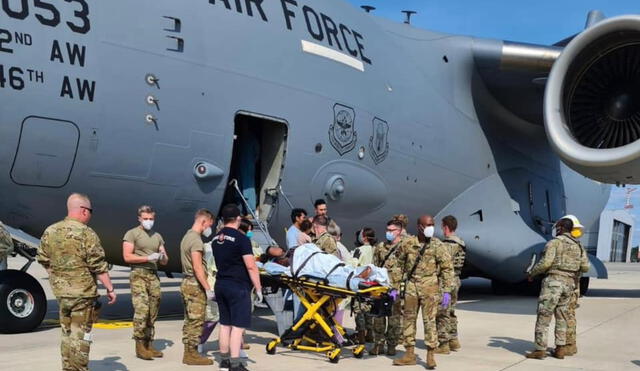 En la foto, el personal de apoyo médico del 86.° Medical Group ayuda a una madre afgana y a su familia en un C-17 de la Fuerza Aérea de los EE. UU. Foto: Air Mobility Cmd/Twitter