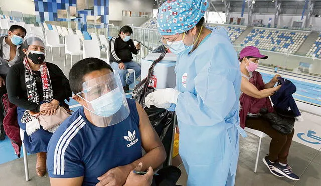 Dosis. A diferencia de lo visto en la mayoría de regiones, en Lima hubo poca afluencia de público en varios puntos de inmunización. Hoy sigue el Vacunatón. Foto: Carlos Contreras / La República