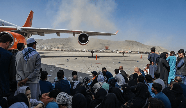 Cientos de ciudadanos afganos esperan ser evacuados, reportes diarios muestran incertidumbre en el Aeropuerto Internacional Hamid Karzai, en Kabul, Afganistán. Foto: AFP
