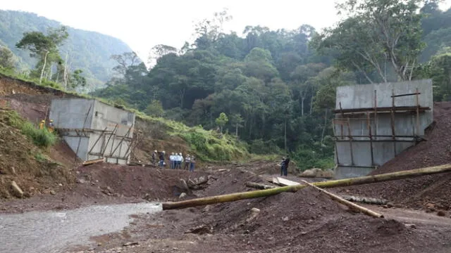 Gobernador Oscar Altamirano inspeccionó construcción de puente en Rodríguez de Mendoza. Foto: Gobierno Regional de Amazonas
