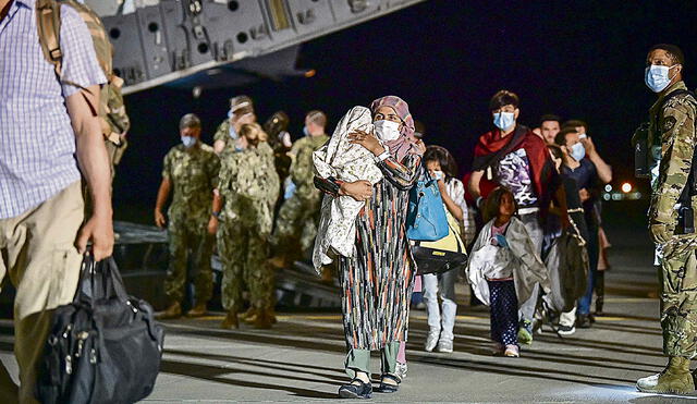 Escapan. Soldados rescatan a más de 10.000 personas por día. Foto: AFP