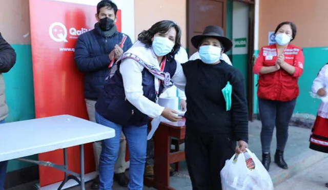 Dina Boluarte realizó la entrega de alimentos a varias familias de Apurímac. Foto: difusión