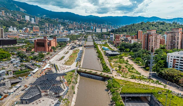 Parques del Rio es uno de los espacios públicos más importantes de Medellín debido a la integración que le otorga al río con la ciudad. Fuente: Arquine