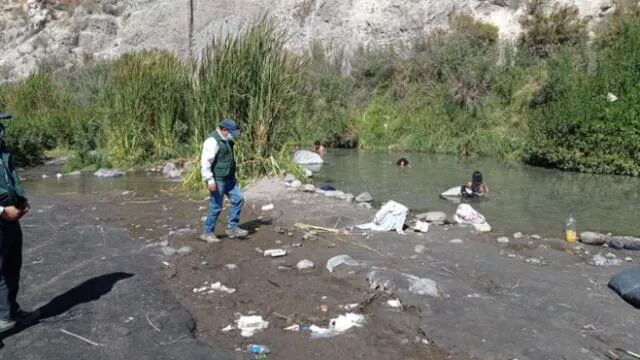 Visitantes arrojan desechos a fuente natural de agua. Foto: ANA