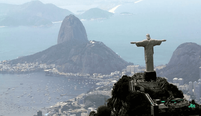 Los turistas franceses fueron arrestados después de escalar la estatua del Cristo Redentor en Río de Janeiro. Foto: AFP