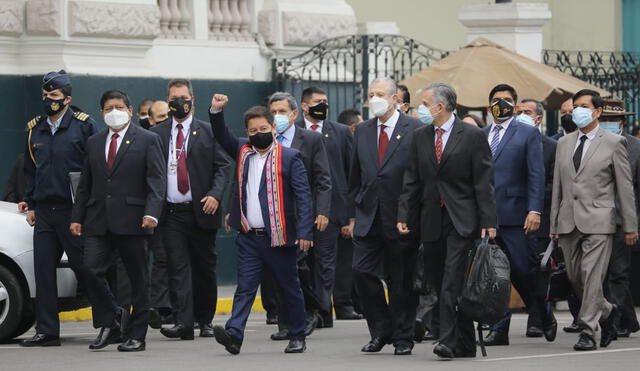 Gabinete Bellido llega al Congreso de la República y es recibido por la bancada de Perú Libre. Fotos: John Reyes/La República