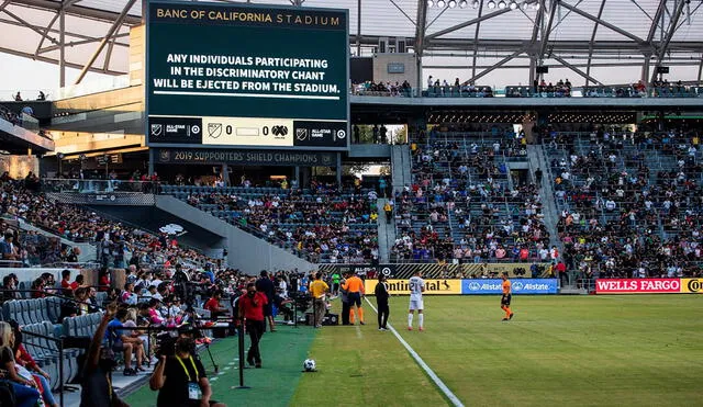 La organización del partido advirtió al público con mensajes en pantallas gigantes y a través de los altavoces del estadio. Foto: EFE
