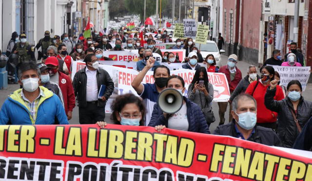 Se sumaron a la marcha diversos frentes politicos de la región La Libertad. Foto: Manuel Arselles