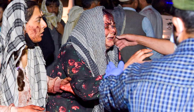 Las imágenes que ha dejado la doble explosión en la capital de Kabul, en Afganistán, dan muestra de la crueldad de lo ocurrido. Foto: AFP