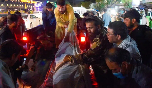 Ciudadanos afganos trasladan a un muerto a la morgue. Foto: AFP