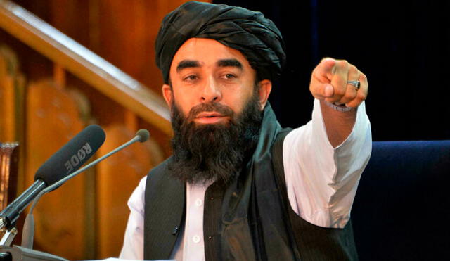 El principal portavoz de los talibanes, Zabihullah Mujahid, durante una rueda de prensa en Kabul el 24 de agosto. Foto: AFP