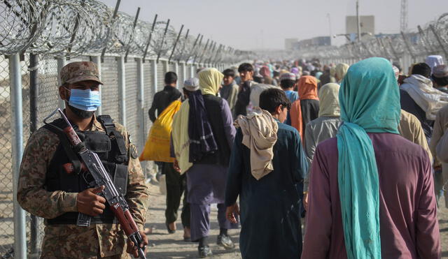 En la frontera entre Pakistán y Afganistán, hay un aviso que indica que se dispará a quienes intenten cruzarla. Foto: AFP/referencial