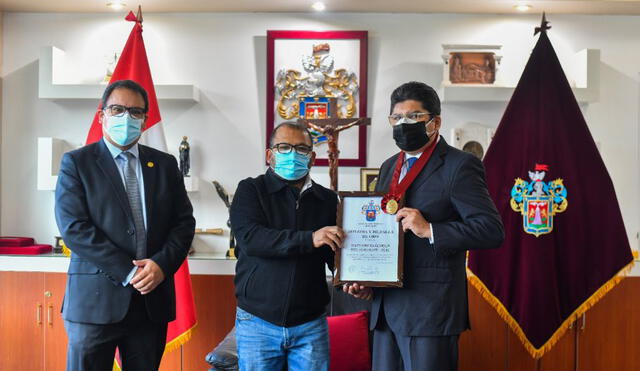 El alcalde provincial hizo entrega de la medalla y diploma de la ciudad al presidente del directorio y al gerente general de Seal. Foto: difusión
