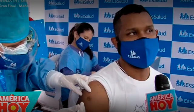 El popular 'Giselo' acudió al vacunatorio de Lince para completar su inmunización. Foto: captura/América TV