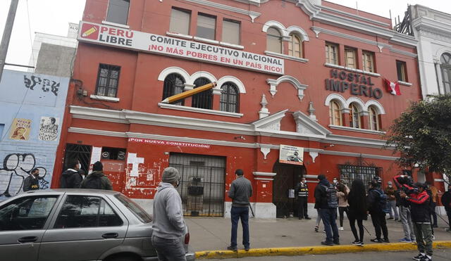 Efectivos de la PNP intervinieron esta mañana el local de Perú Libre en Lima y Huancayo. Fotos; Carlos Félix/La República