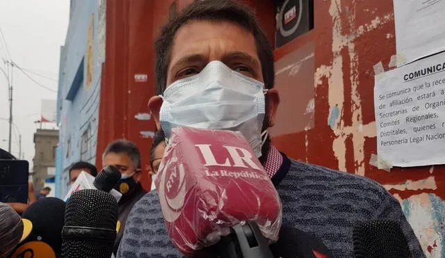 Raúl Noblecillo Olaechea, abogado de Vladimir Cerrón, llegó al local de Perú Libre ubicado en Breña. Foto: Mary Luz Aranda/URPI-LR