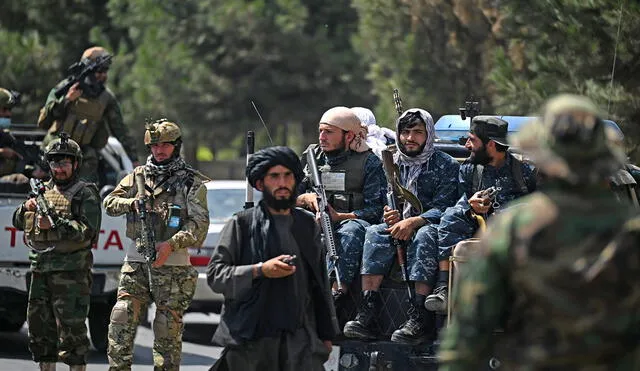 Combatientes talibanes vigilan junto con otros combatientes en una calle de Kabul. Foto: AFP