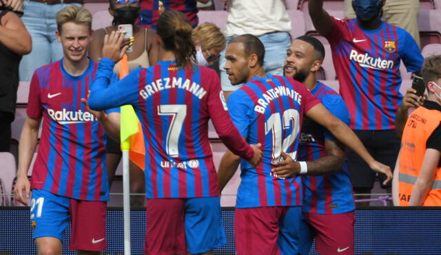 Jugadores del Barcelona celebran el segundo gol marcado por Memphis Depay. Foto: AFP