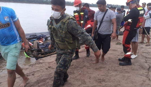 La Marina de Guerra y la compañía de bomberos de Yurimaguas realizan realizan las labores de rescate. Foto: Yurimaguas Noticias.
