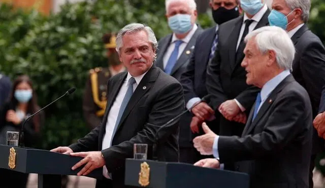 Alberto Fernández junto a Sebastián Piñera en el Palacio de La Moneda, en Santiago de Chile. Foto: EFE