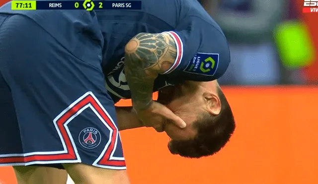 Lionel Messi adolorido tras recibir un fuerte golpe a la altura del rostro en el PSG vs. Reims. Foto: captura de ESPN