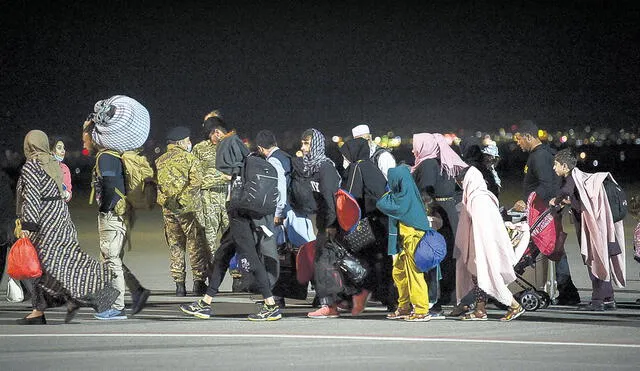 Desde Kabul. Refugiados llegan hasta el aeropuerto internacional de Pristina en Kosovo. Foto: AFP