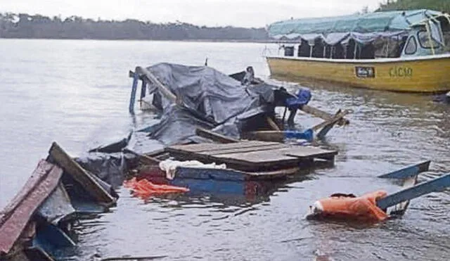 Destrozado. Así quedó la barcaza donde iban las víctimas. Foto: difusión