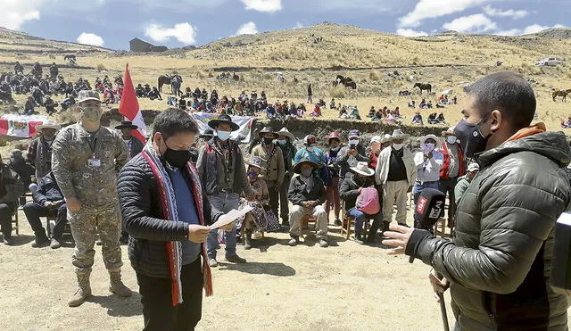 El dato. En Huininquiri, ante la mirada atenta de los comuneros, Guido Bellido lee el documento para la firma del acta de instalación de la mesa de diálogo. Foto: difusión