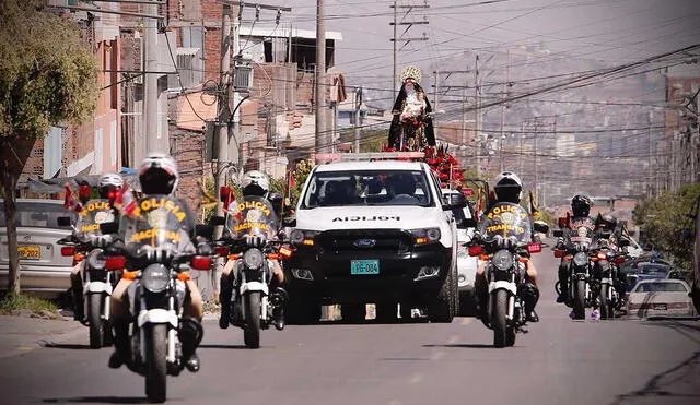 Efectivos en sus motocicletas escoltaron la imagen de la santa. Foto: Oswald Charca/La República