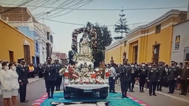 Policías rindieron homenaje a su patrona Santa Rosa de Lima. Foto: captura de N60
