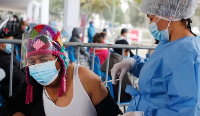 Las personas de 34 y 35 años podrán recibir la vacuna a partir del martes 31 de agosto. Foto: Carlos Contreras/La República