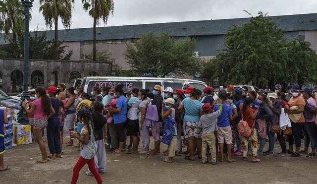 El nstituto Nacional de Migración (INM) informó que destituyó a dos de sus agentes que fueron captados en un video pateando a migrantes de la caravana. Foto: AFP/referecial