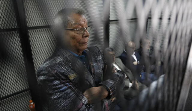 Benedicto Lucas, militar retirado y hermano del expresidente Romero Lucas, fue sentenciado a más de 30 años por delitos de desaparición forzada, violación y tortura. Foto: composición / Prensa Libre