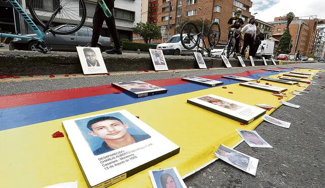 Calles. Madres y familiares de desaparecidos se manifestaron ayer en Bogotá. Foto: EFE