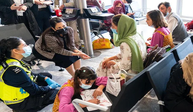 En el aeropuerto de Heathrow, en Reino Unido, se vivió una escena dramática con las personas que huyeron de Afganistán. Foto: AFP