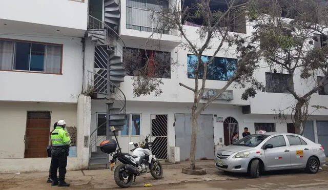 Policías llegaron a casa de agraviado para recabar pruebas del ataque. Foto: Mary Luz Aranda / URPI - LR