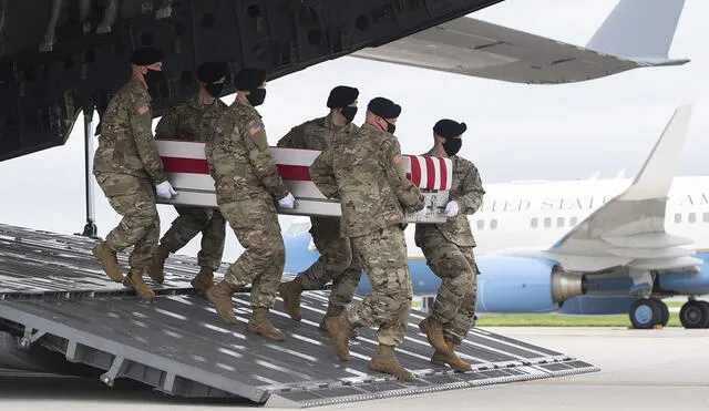 Compañeros trasladan los restos de uno de los 13 miembros del Ejército estadounidense asesinado en Afganistán la semana pasada. Foto: AFP