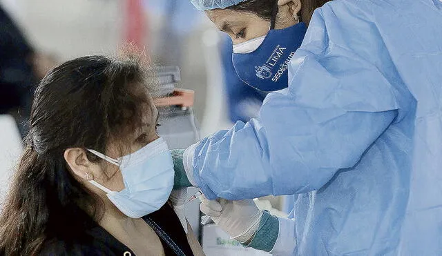 Nuevo grupo. Personas de entre 34 y 35 años de edad ya están siendo inmunizadas en Lima. Foto: John Reyes/La República