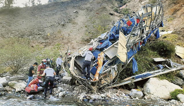Tragedia. El bus de León Express con 56 ocupantes rodó hacia un abismo de más de cien metros tras chocar contra un cerro. Ocurrió a las 4 de la mañana. Foto: difusión