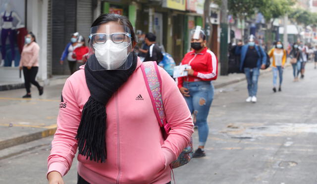 Especialista recomienda no forzar mucho la voz al momento de comunicarnos con la mascarilla puesta. Foto: Carlos Contreras / La República