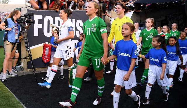 Con la camiseta verde, Katie McCabe, capitana del equipo femenino de fútbol de Irlanda. Foto: AFP