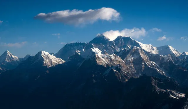 El ascenso al monte Everest (centro) es un auténtico desafío. Conoce qué requieren quienes se animen a subirlo. Foto: AFP